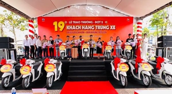 Hệ thống Hồng Đức trao thưởng cho 19 khách hàng trúng thưởng chương trình “Triệu lời cảm ơn - Quà khủng Tết lớn”